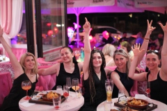bester-JGA-Spot-Berlin-fuer-Gruppen-in-der-angesagtesten-Bar-Variete-Show-und-Deutschen-Restaurant-Wilde-MAtilde-Nikolaiviertel
