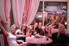 bestes-authentisches-Berliner-Abendprogramm-fuer-Gruppen-mit-Dinner-and-Show-mit-feinster-berliner-Kueche-im-Nikolaiviertel-mit-Cafe-Variete-Karrusell-Bar-Wilde-Matilde