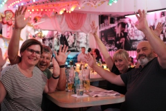 bestes-authentisches-Berliner-Abendprogramm-mit-Cocktails-Dinner-and-Show-mit-feinster-berliner-Kueche-im-Nikolaiviertel-mit-Cafe-Variete-Karrusell-Bar-Wilde-Matilde