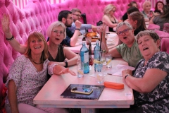 ein-muss-fuer-deine-Firmenfeier-in-Berlin-Wilde-Matilde-Karussell-Bar-Hot-Spot-Cafe-Deutsches-Restaurant-und-Variete-Show-fuer-Gruppen-im-historischen-Nikolaiviertel