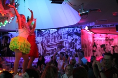 Beste-Eventlocation-Idee-fuer-Teamevents-und-Weihnachtsfeier-in-Berlin-Wilde-MAtilde-Variete-Dinner-Show-und-Karussell-Bar-im-Nikolaiviertel-2