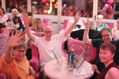 Beste-Idee-fuer-deinen-Geburtstag-in-Berlin-Wilde-Matilde-Variete-Show-Erlebnis-und-Karussell-Bar-im-Nikolaiviertel
