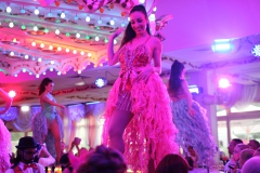 angesagtes-authentische-Berliner-Abendprogramm-Dinner-and-Show-mit-feinster-berliner-Kueche-im-Nikolaiviertel-mit-Cafe-Variete-Karrusell-Bar-Wilde-Matilde