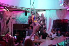 authentische-Berliner-Abendprogramm-Dinner-and-Show-mit-feinster-berliner-Kueche-im-Nikolaiviertel-mit-Cafe-Variete-Karrusell-Bar-Wilde-Matilde