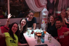 die-Beste-Eventlocation-Idee-fuer-Teamevents-und-Weihnachtsfeier-in-Berlin-Wilde-MAtilde-Variete-Dinner-Show-und-Karussell-Bar-im-Nikolaiviertel