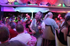 top-Entertainment-in-Berlin-feiern-Wilde-Matilde-Variete-Erlebnis-Deutsches-Restaurant-Cafe-und-Karussell-Bar-fuer-Gruppen-im-Nikolaiviertel-ist-die-beste-Idee-fuer-dein-Event