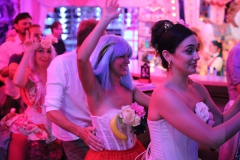 authentische-Berliner-Abendprogramm-mit-Dinner-and-Show-mit-feinster-berliner-Kueche-fuer-Weihnachtsfeier-im-Nikolaiviertel-mit-Cafe-Variete-Karrusell-Bar-Wilde-Matilde
