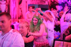 ein-muss-fuer-deinen-top-JGA-in-Berlin-Wilde-Matilde-Karussell-Bar-Cafe-Deutsches-Restaurant-und-Variete-Show-das-Erlebnis-fuer-Gruppen-im-historischen-Nikolaiviertel