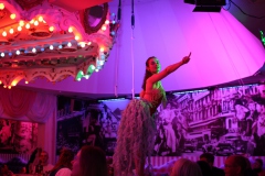 8-einzigartige-Dinner-Show-Firmenfeier-antike-Karussellbar-wilde-matilde-berlin-2026