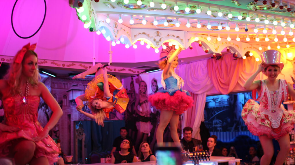 Die Wilde Matilde Bar Berlin hat die besten Show Programme und das beste Berlin Varieté. 5 1 5