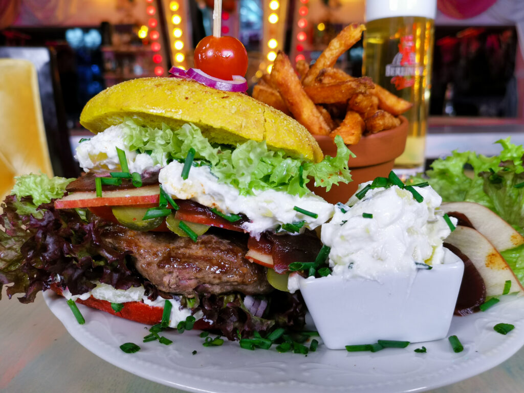 Enjoy unique Berlin experiences and the best show dinner in Berlin 8 Koenigs Burger
