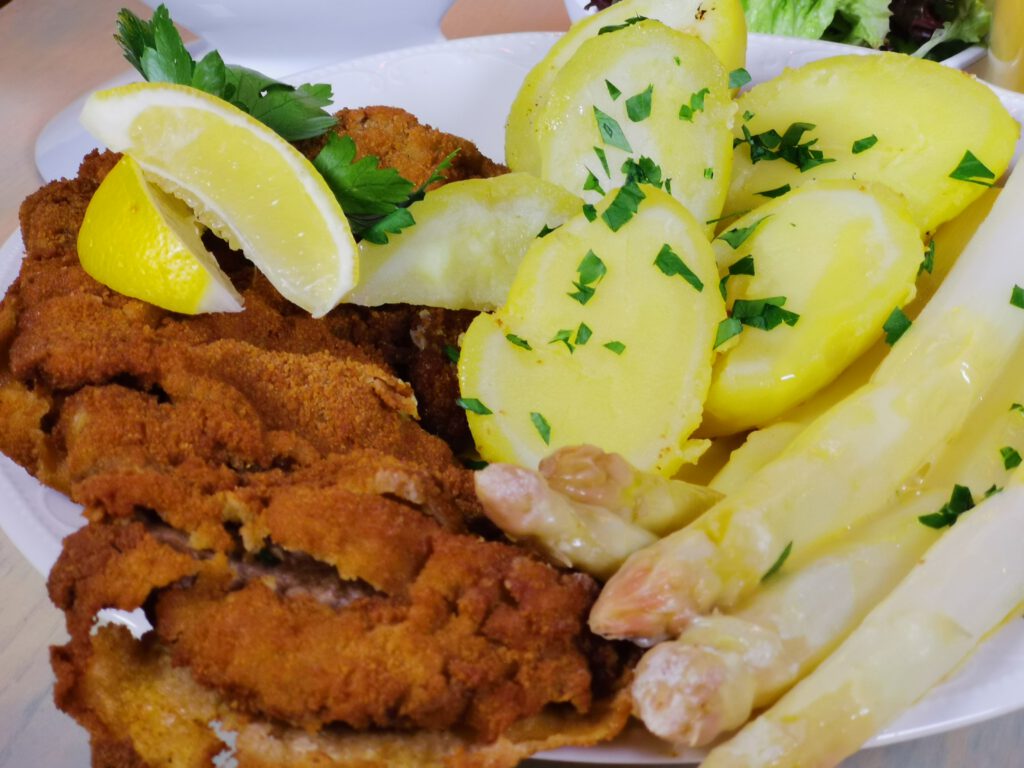Genieße einzigartige Erlebnisse Berlin und das beste Showdinner Berlin 10 Wiener Schnitzel mit Spargel