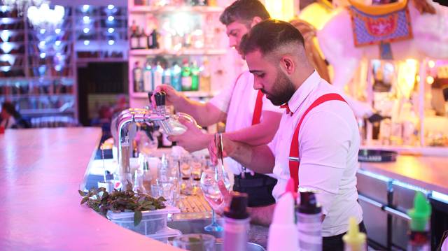 Tresenkraft Bierzapfer Tresen Personal für unsere bunte Karussellbar Berlin Mitte gesucht 3 Jobs Berlin IMG 7511