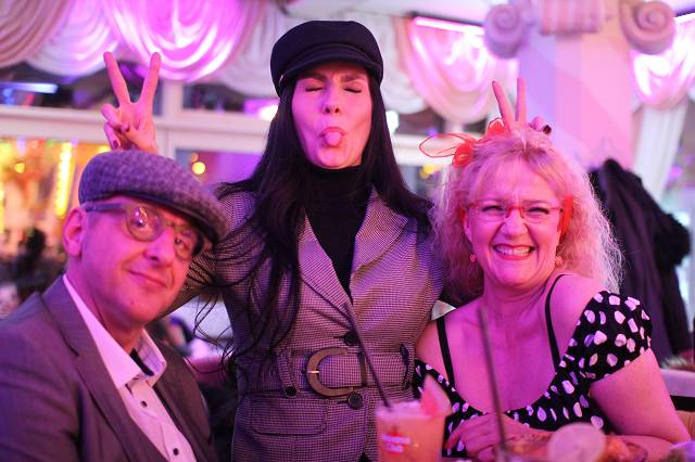 Berlin Erlebnisse an der bunten Karussellbar Cocktailbar Berlin Mitte verschenken 5 Fotos Wilde Matilde Party Bar Berlin Eventlocation Berlin 01.04.2022 und 02.04.2022 0 16