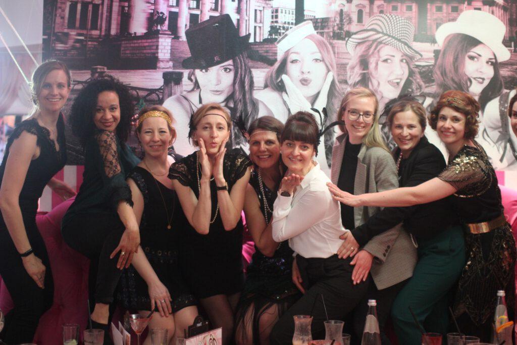 Event Angebot in Berlin 1 Knutschfleck Berlin Variete, Knutschfleck Party Bar Berlin, Knutschfleck Bar Berlin, Knutschfleck Berlin Variete Bar, Junggesellinnenabschied Party Berlin, JGA Pakete Berlin, Firmenfeier, Teamevent, Geburtstag, Junggesellenabschied Angebote, JGA Idee, Mädelsabend, Jahresfeier, Neujahrsfeier, Knutschfleck Bar unter dem Berliner Fernsehturm, Junggesellenabschied Pakete, Geburtstags Pakete, Gutschein, Geschenk, Tickets Berlin, Abendprogramm Berlin, Veranstaltungen in Berlin, Veranstaltungskalender, Weihnachtsfeier, Weihnachtsgutschein, Geschenkidee, Knutschfleckberlin, Knutschfleck, Bars, Bar, Bar near me, Club, JGA, Party Bilder Berlin, Gutscheine, Angebote, Pakete, Partybar, Restaurants für Gruppen Bars für Gruppen, Party Club Berlin, Partylocation, B2B, B2C, Firmenpaket, clubbing, Biergarten, Geburtstagsparty, Tickets, EintrittFrei, Nigthlife Berlin, Geburtstag Paket, Event, Teamevents, Restaurant, Deutsche Küche, Party Freitag, Party Samstag, Berlin, Nightclub, Kick Off Event, Incentiv, Get together, Mädelsabend, Disco, Discothek, Teamevent, Teamabend, Aftershowparty, Junggesellenabschied, AlexanderplatzEventlocation, Betriebsfeier, Livemusic, Cocktailbar, Cocktailbar Berlin, BarAlexanderplatz Show BarBerlin Firmenfeier Cocktailworkshop Burlesque Bar Cocktailkurs, Gutscheine Variete, Hochzeitstag, Gruppenevents, Touristenattraktion, Hennaabend Concierge Erlebnisgastronomie Event Partybilder Partyvideos Influencer Betriebsfeier, Firmenfeier, PartylocationNr1, toplocationberlin, Terrasse, Barnearme, GinTasting, Cocktailkurs, Showgirls Berlin, Deutsche Küche, BestBarBerlin, Eventlocation, Kick Off Berlin, Variete, teamabend. Gutscheine, Weihnachtsfeier, Firmenfeier, Tickets Berlin, Gutschein, Gutscheine in Berlin, Erlebnisse in Berlin, Weihnachtsgutscheine, Incentivs, B2B, Gruppenevents, Erlebnisgutschein, Tickets, Geschenkgutschein, Geschenkidee, Geburtstagsgutschein, Bars, Ginbar, Gin Bar mieten, Cocktailbar mieten, Barkeeper mieten, Gutschein, Gutscheine in Berlin, Erlebnisse in Berlin, Weihnachtsgutscheine, JGA Angebote, Tickets, Geschenkgutschein, Geschenkidee, Geburtstagsgutschein, Gutschein für Cocktailkurs, Cocktailkursgutschein, Cocktailworkshop-Gutschein, Cocktailgutschein, Gutschein für Variete in Berlin, Show-Gutschein, Gutschein für einen Showabend, Gutschein für Showdinner, Burlesque Tanzkurs Gutschein, Burlesquekurs- Gutschein, Gutschein für ein Gin Tasting in Berlin, Gin Tasting- Gutschein, Gutschein für ein candle light dinner berlin, Tickets für Variete Show in Berlin, Berlin Erlebnis- Restaurant am Alexanderplatz, verrückteste Bar in Berlin, Eventlocation in Berlin