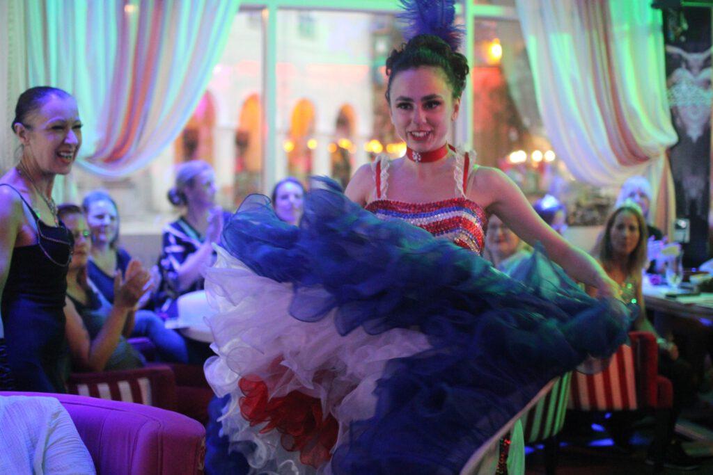 Varietyshow in Berlin downtown 9 417487021 988246463227281 1094782598455428367 n