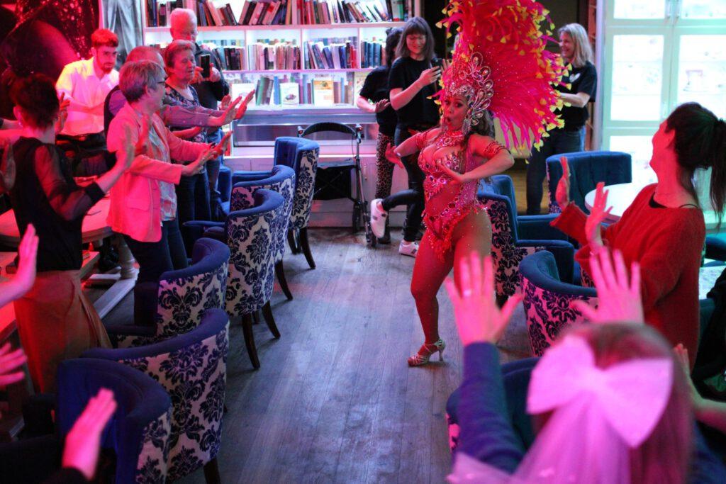 Varietéshow im Nikolaiviertel Berlin 1 489941873 1212234547495137 2228483750414440069 n