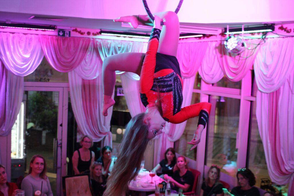 Varietéshow in Berliner Mitte 7 516375219 1287897153262209 6876722707016456556 n