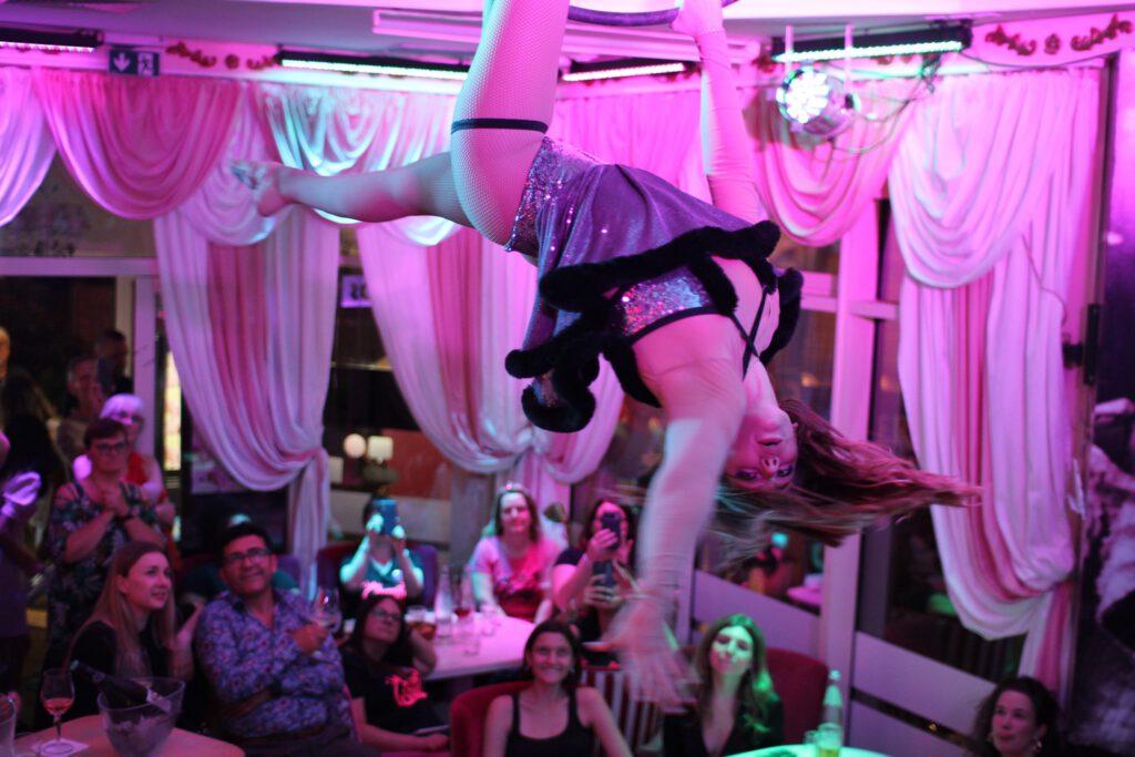 Varietéshow in Berlins Nikolaiviertel 9 527471516 1311267910925133 4163107826399446866 n