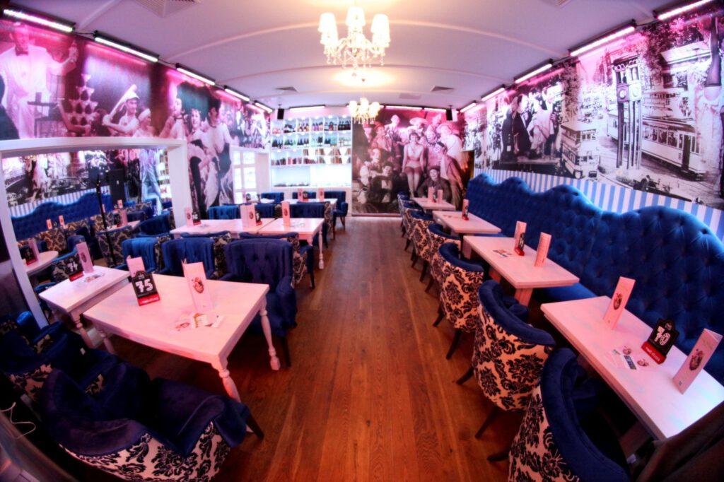 Im blauen Salon des Nikolaiviertels: Wo Berliner Geschichte und traditionelle Küche sich treffen