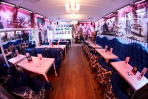 Im blauen Salon des Nikolaiviertels: Wo Berliner Geschichte und traditionelle Küche sich treffen