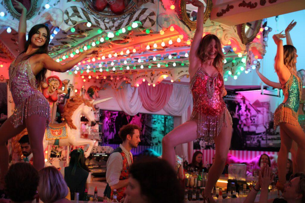 Eventlocation in Berlin Mitte erleben 7 Varietéshow Showgirls in Berlin Mitte feiert mit uns