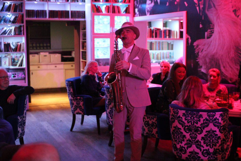 Varietéshow der Extraklasse in Berlins Mitte 1 Varietéshow in Berlin Mitte feiert mit uns