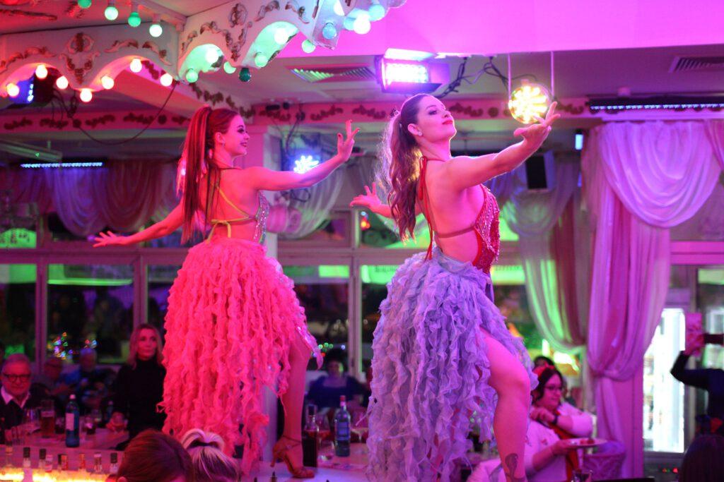 Wilde-Matilde-Deutsches-Restaurant-Variete-show-in-berlin-Nikolaiviertel-