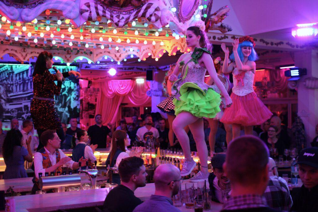 Wilde-Matilde-Deutsches-Restaurant-Variete-show-in-berlin-Nikolaiviertel