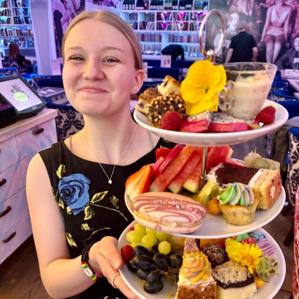 Frühstücken im pinken Café Berlin 1 frühstücken gehen