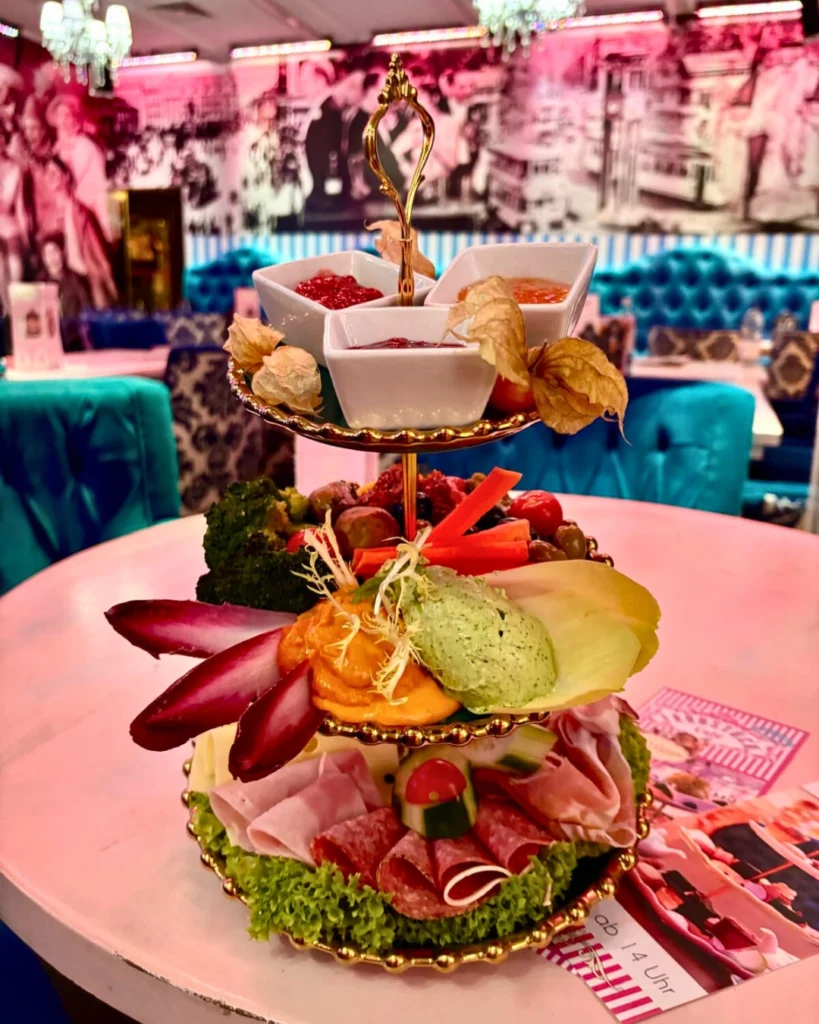 Frühstücksetagere mit Wurst und Käse im blauen Salon der Wilden Matilde Berlin