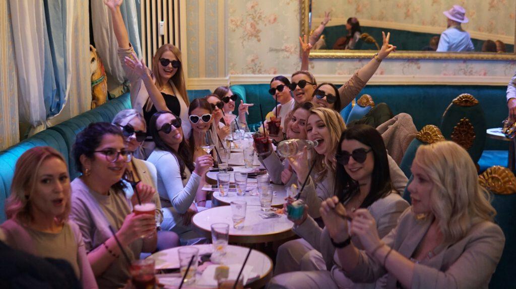 Deine perfekte Dinnershow für einen einzigartigen Anlass in Berlins Mitte 2026 2 Dinner Show Geburtstag Wilde Matilde Nikolaiviertel JGA Berlin Mitte Eventlocation.