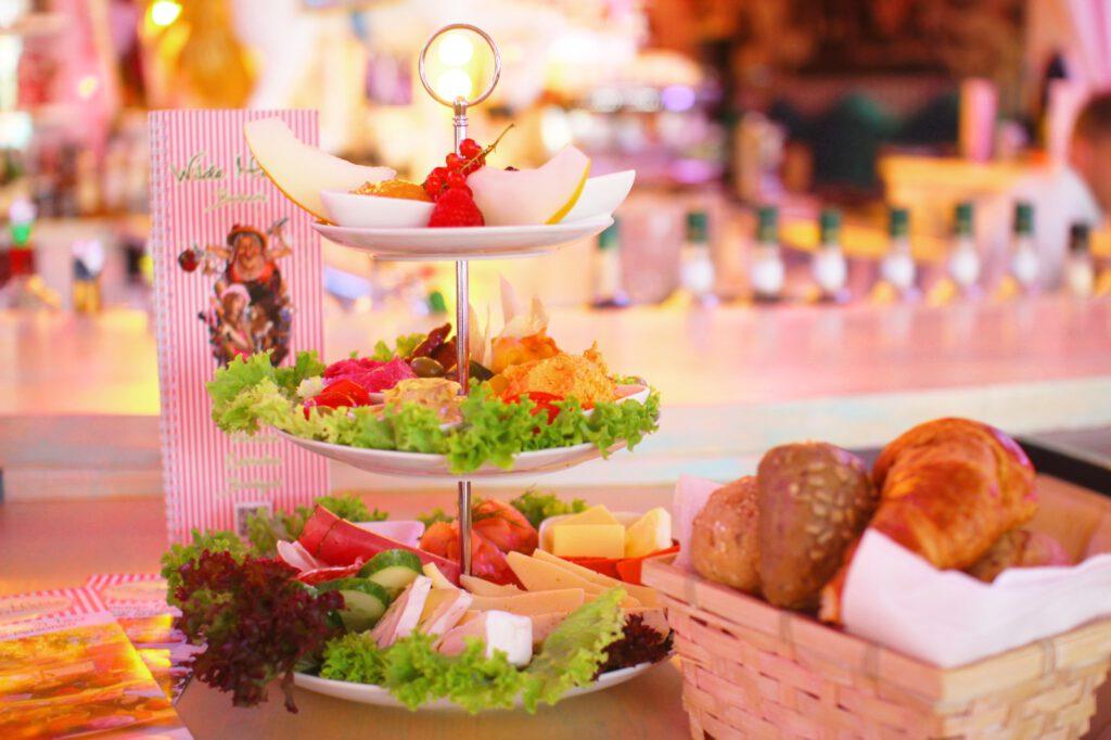 Wilde Matilde ist das angesagteste Deutsche Restaurant im Nikolaiviertel Berlin, Wilde Matilde ist gleichfalls die beste Bar in Berlin Nikolaiviertel mit Variete Show Dinner Bar, DIE Top Bar, JGA Berlin, Junggesellenabschied, Ticket, Gutscheine, Variete, Deutsches Restaurant, Eventlocation, Weihnachtsfeier, WildeMatildeberlin, Wildematilde, Carusel Bar, Karussellbar, Karussell Bar, Weihnachtsgeschenk, Restaurant, Bar, Eventlocation berlin, Frühstück, Brunch, Lunch Berlin, Café, Kaffee und Kuchen, Torte, Eis, Eiscafe, Mädelsabend, Junggesellenabschied Party in Berlin, Teamevent, Geburtstag, Firmenfeier, JGA, Variete, Terrasse, Biergarten, Cocktailbar, Patisserie, Konditorei, Junggesellenabschied Pakete, Geburtstag Paket, JGA Pakete, Firmenfeier, Firmen Paket, Geburtstags Frühstück, Event, Teamevents, Nikolaiviertel, DDR Essen, original berliner Currywurst, Mittag essen, DDR Mittag, Gin Menü, Gin Tasting, Cocktailkurs, Showgirls Berlin, Deutsche Küche, BestBarBerlin, Eventlocation, Kick Off Berlin, Brunch, Variete, BerlinBrunch, teamabend. Frühstücks Cafe, Geschenkidee, Wertgutschein, Gutscheine, Weihnachtsfeier, Firmenfeier, Tickets Berlin, Gutschein, Gutscheine in Berlin, Erlebnisse in Berlin, Restaurants für Gruppen Bars für Gruppen, Weihnachtsgutscheine, Weniger anzeigen
