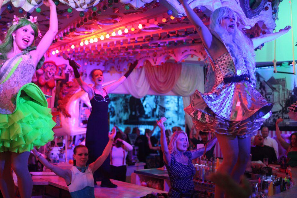 Dein perfekter JGA und wie du dir den schönsten Abend machen kannst in 2026! 1 Wilde Matilde ist das angesagteste Deutsche Restaurant im Nikolaiviertel Berlin, Wilde Matilde ist gleichfalls die beste Bar in Berlin Nikolaiviertel mit Variete Show Dinner Bar, DIE Top Bar, JGA Berlin, Junggesellenabschied, Ticket, Gutscheine, Variete, Deutsches Restaurant, Eventlocation, Weihnachtsfeier, WildeMatildeberlin, Wildematilde, Carusel Bar, Karussellbar, Karussell Bar, Weihnachtsgeschenk, Restaurant, Bar, Eventlocation berlin, Frühstück, Brunch, Lunch Berlin, Café, Kaffee und Kuchen, Torte, Eis, Eiscafe, Mädelsabend, Junggesellenabschied Party in Berlin, Teamevent, Geburtstag, Firmenfeier, JGA, Variete, Terrasse, Biergarten, Cocktailbar, Patisserie, Konditorei, Junggesellenabschied Pakete, Geburtstag Paket, JGA Pakete, Firmenfeier, Firmen Paket, Geburtstags Frühstück, Event, Teamevents, Nikolaiviertel, DDR Essen, original berliner Currywurst, Mittag essen, DDR Mittag, Gin Menü, Gin Tasting, Cocktailkurs, Showgirls Berlin, Deutsche Küche, BestBarBerlin, Eventlocation, Kick Off Berlin, Brunch, Variete, BerlinBrunch, teamabend. Frühstücks Cafe, Geschenkidee, Wertgutschein, Gutscheine, Weihnachtsfeier, Firmenfeier, Tickets Berlin, Gutschein, Gutscheine in Berlin, Erlebnisse in Berlin, Restaurants für Gruppen Bars für Gruppen, Weihnachtsgutscheine, Incentivs, B2B, Gruppenevents, Erlebnisgutschein, Tickets, Geschenkgutschein, Geschenkidee, Geburtstagsgutschein, Glitzercappuccino, Bars, Breakfast, Original Berliner Currywurst, AfternoonTea , Torten, Ginbar, Gin Bar mieten, Cocktailbar mieten, Barkeeper mieten, Gutschein, Gutscheine in Berlin, Erlebnisse in Berlin, Weihnachtsgutscheine, JGA Angebote, Weniger anzeigen