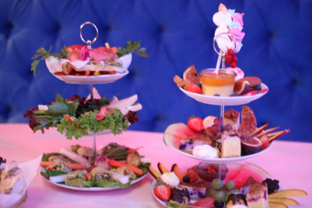 Das Frühstücksparadies Nr.1 mitten in Berlin im Nikolaiviertel! 1 Wilde Matilde ist das angesagteste Deutsche Restaurant im Nikolaiviertel Berlin, Wilde Matilde ist gleichfalls die beste Bar in Berlin Nikolaiviertel mit Variete Show Dinner Bar, DIE Top Bar, JGA Berlin, Junggesellenabschied, Ticket, Gutscheine, Variete, Deutsches Restaurant, Eventlocation, Weihnachtsfeier, WildeMatildeberlin, Wildematilde, Carusel Bar, Karussellbar, Karussell Bar, Weihnachtsgeschenk, Restaurant, Bar, Eventlocation berlin, Frühstück, Brunch, Lunch Berlin, Café, Kaffee und Kuchen, Torte, Eis, Eiscafe, Mädelsabend, Junggesellenabschied Party in Berlin, Teamevent, Geburtstag, Firmenfeier, JGA, Variete, Terrasse, Biergarten, Cocktailbar, Patisserie, Konditorei, Junggesellenabschied Pakete, Geburtstag Paket, JGA Pakete, Firmenfeier, Firmen Paket, Geburtstags Frühstück, Event, Teamevents, Nikolaiviertel, DDR Essen, original berliner Currywurst, Mittag essen, DDR Mittag, Gin Menü, Gin Tasting, Cocktailkurs, Showgirls Berlin, Deutsche Küche, BestBarBerlin, Eventlocation, Kick Off Berlin, Brunch, Variete, BerlinBrunch, teamabend. Frühstücks Cafe, Geschenkidee, Wertgutschein, Gutscheine, Weihnachtsfeier, Firmenfeier, Tickets Berlin, Gutschein, Gutscheine in Berlin, Erlebnisse in Berlin, Restaurants für Gruppen Bars für Gruppen, Weihnachtsgutscheine, Weniger anzeigen