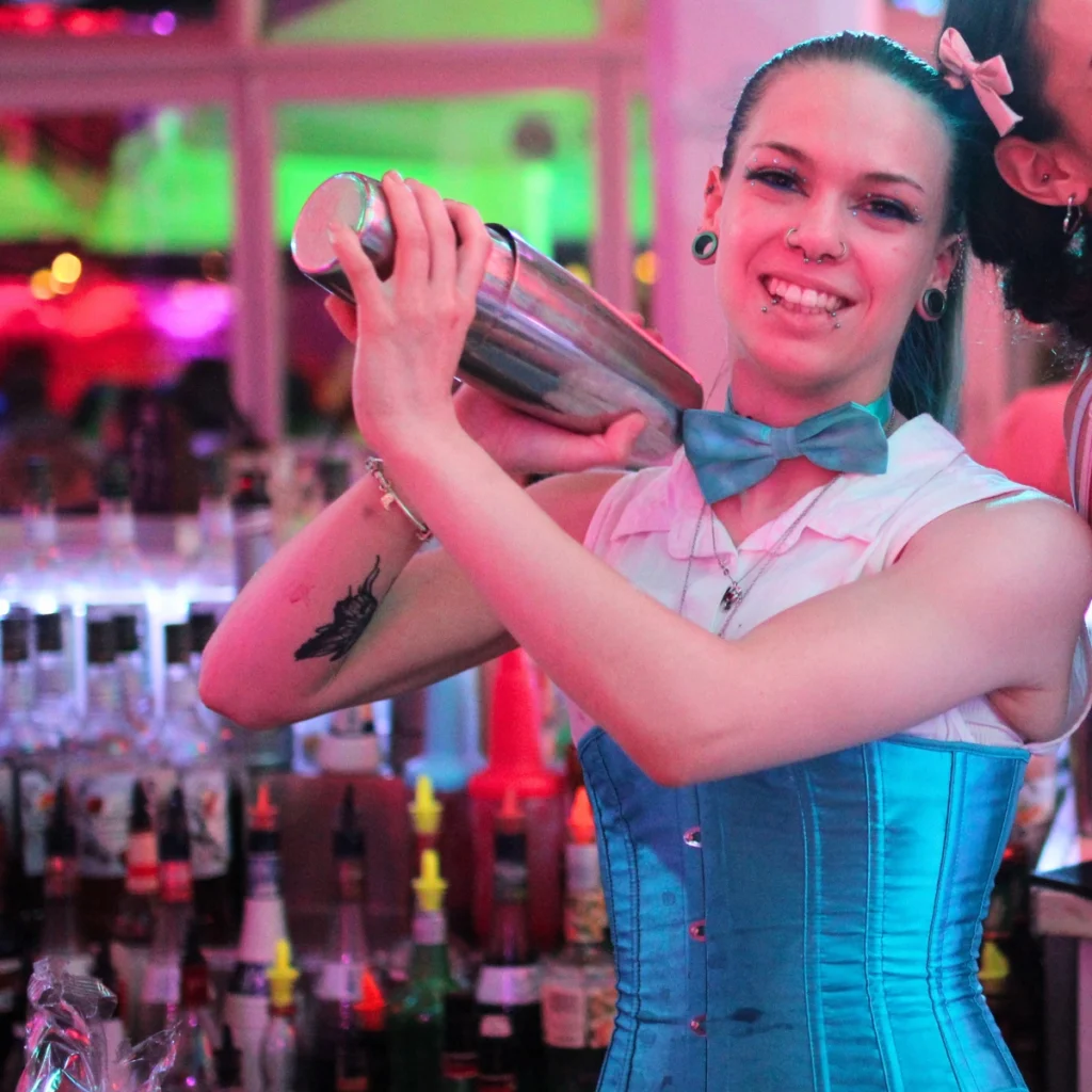 Cassady Schröder: Barchefin in der Wilde Matilde Berlin