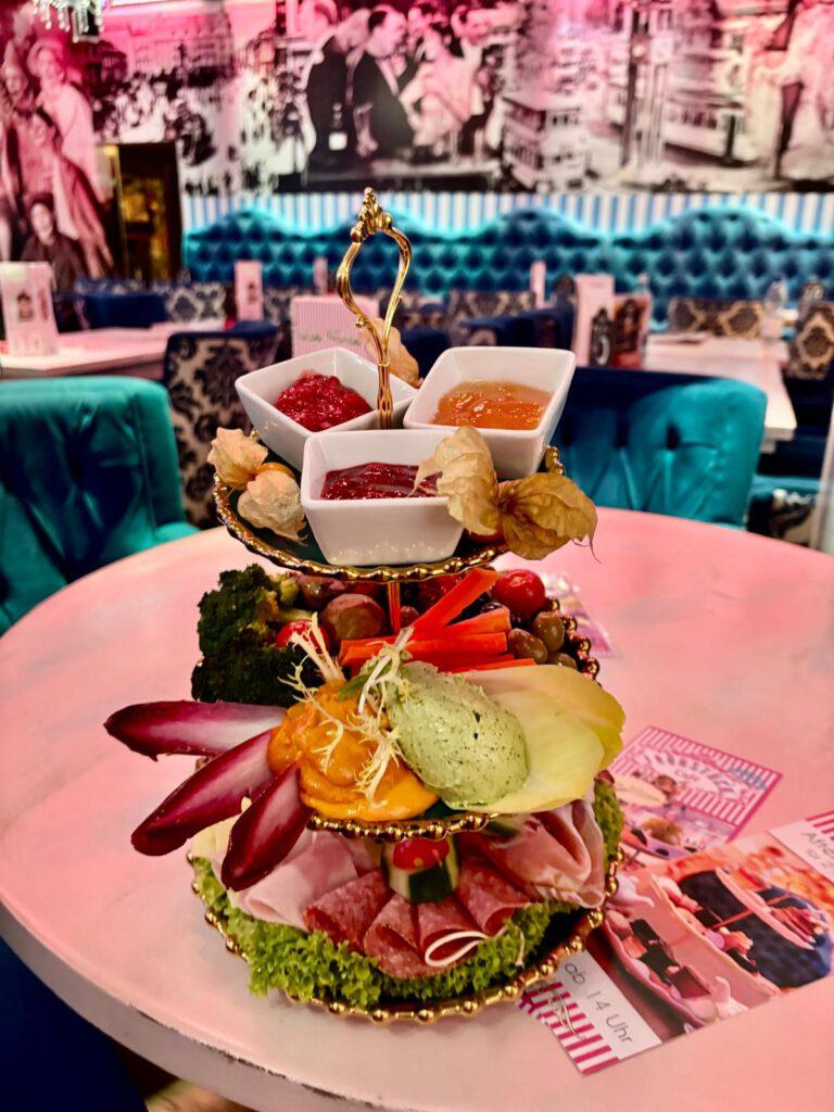 Wilde Matilde ist das angesagteste Deutsche Restaurant im Nikolaiviertel Berlin, Wilde Matilde ist gleichfalls die beste Bar in Berlin Nikolaiviertel mit Variete Show Dinner Bar, DIE Top Bar, JGA Berlin, Junggesellenabschied, Ticket, Gutscheine, Variete, Deutsches Restaurant, Eventlocation, Weihnachtsfeier, WildeMatildeberlin, Wildematilde, Carusel Bar, Karussellbar, Karussell Bar, Weihnachtsgeschenk, Restaurant, Bar, Eventlocation berlin, Frühstück, Brunch, Lunch Berlin, Café, Kaffee und Kuchen, Torte, Eis, Eiscafe, Mädelsabend, Junggesellenabschied Party in Berlin, Teamevent, Geburtstag, Firmenfeier, JGA, Variete, Terrasse, Biergarten, Cocktailbar, Patisserie, Konditorei, Junggesellenabschied Pakete, Geburtstag Paket, JGA Pakete, Firmenfeier, Firmen Paket, Geburtstags Frühstück, Event, Teamevents, Nikolaiviertel, DDR Essen, original berliner Currywurst, Mittag essen, DDR Mittag, Gin Menü, Gin Tasting, Cocktailkurs, Showgirls Berlin, Deutsche Küche, BestBarBerlin, Eventlocation, Kick Off Berlin, Brunch, Variete, BerlinBrunch, teamabend. Frühstücks Cafe, Geschenkidee, Wertgutschein, Gutscheine, Weihnachtsfeier, Firmenfeier, Tickets Berlin, Gutschein, Gutscheine in Berlin, Erlebnisse in Berlin, Restaurants für Gruppen Bars für Gruppen, Weihnachtsgutscheine, Weniger anzeigen