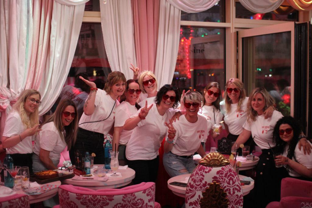 Hen Night in Berlin Mitte feiern 2026: Der glanzvolle Abend vor dem großen Tag 1 die lustigsten Hen Night Abende könnt ihr in der Wilden Matilde verbringen!