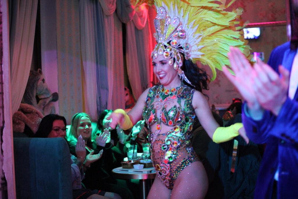 Varieté Show in Berlin Mitte: Ein funkelndes Fest der Sinne im historischen Zentrum 1 Die beste Varieté Show in ganz Berlin in der Wilden Matilde Nikolaiviertel
