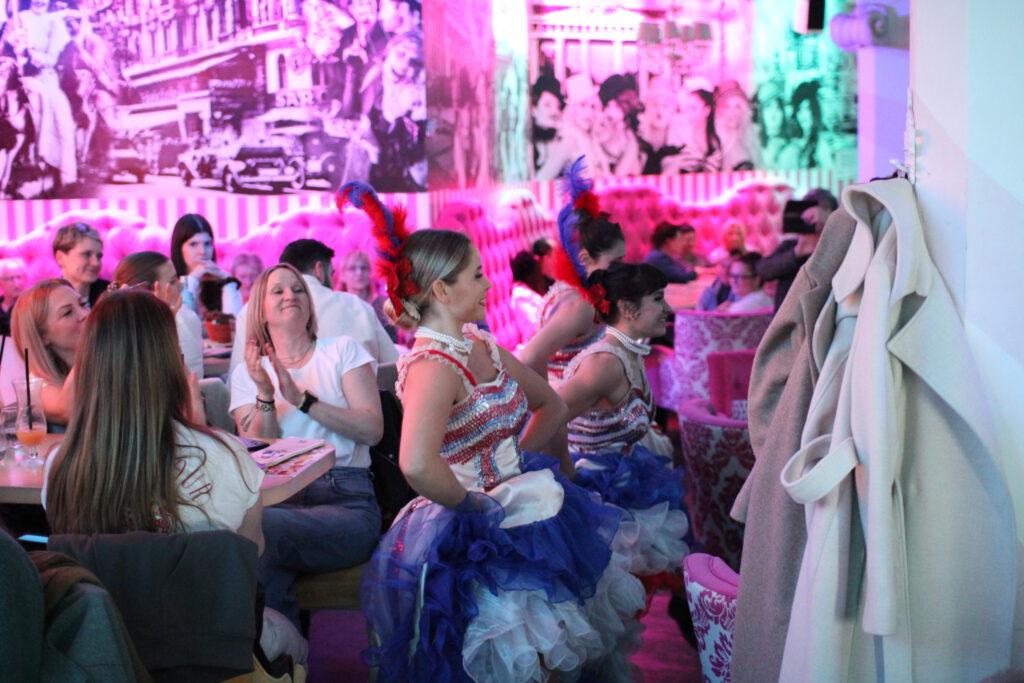 Dinner-Show Berlin Mitte: Spektakuläre Körperkunst und kulinarischer Genuss 1 die fantastische Dinner-Show in der Wilden Matilbe im Nikolaiviertel