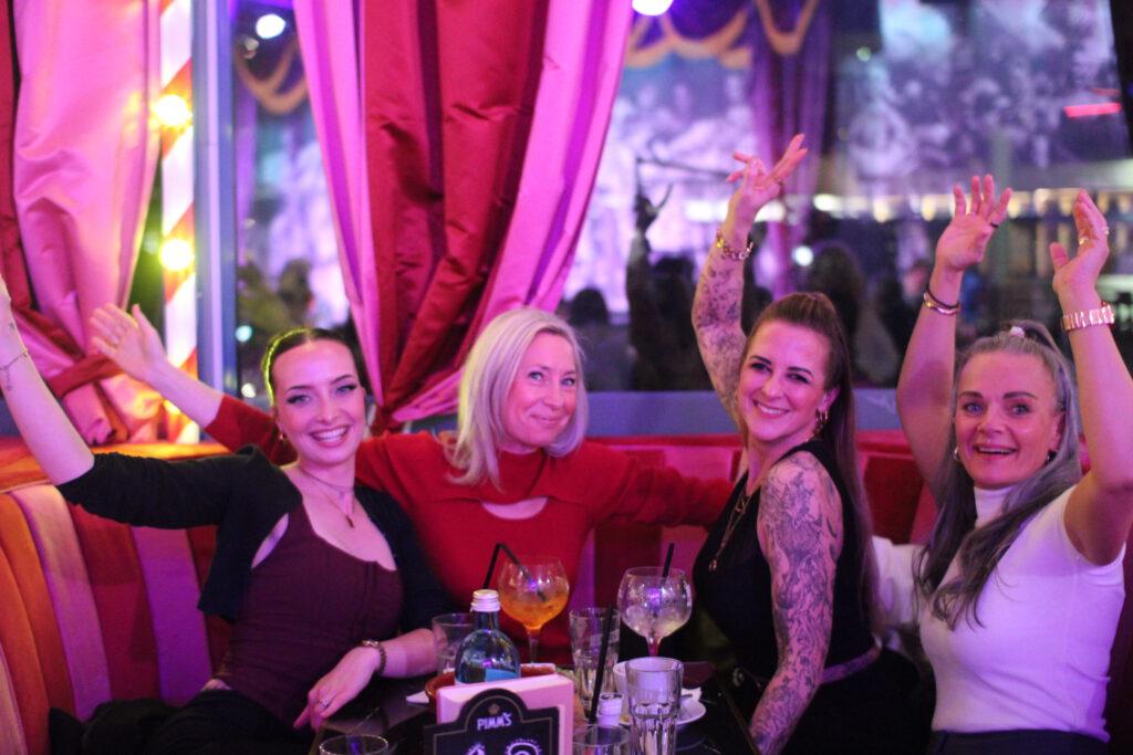 Mädelsabend in Berlin Mitte planen: Der farbenfrohe Hotspot für deine beste Freundinnenrunde 7 18 best Entertainment Bar and Variete Dinner Show Restaurant Berlin Alexanderplatz 2026