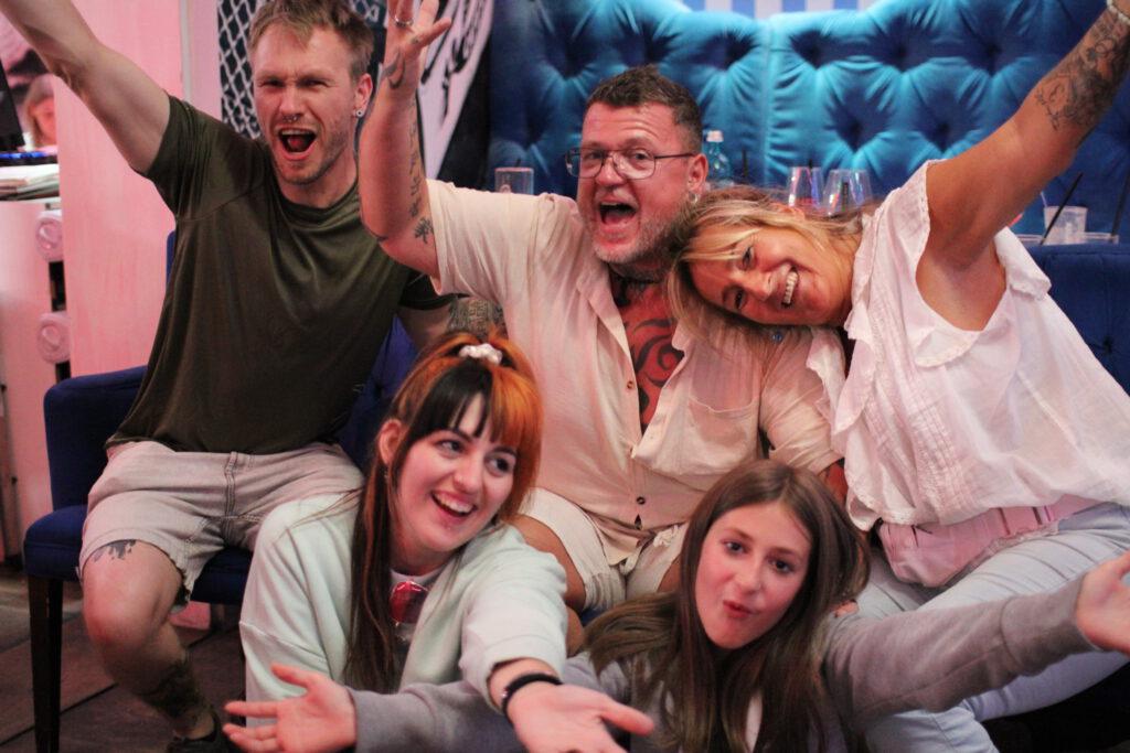 Geburtstag feiern in der Wilden Matilde Berlin 2 Bester Geburtstag in Berlin Freitag Abend Wilde MAtilde Variete Dinner Show und Karussell Bar im Nikolaiviertel