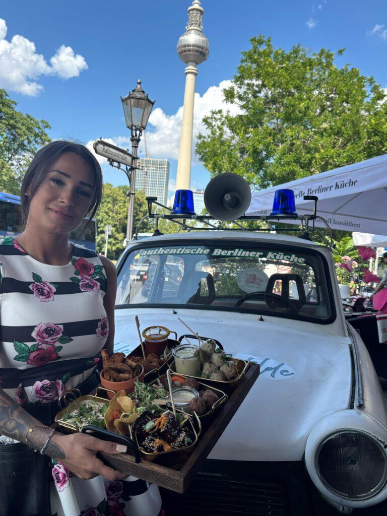 Sommerlunch an der antiken Karussellbar: Bunter Treffpunkt in Berlin Mitte 1 Mädelsabend Sommerlunch antike Karussellbar