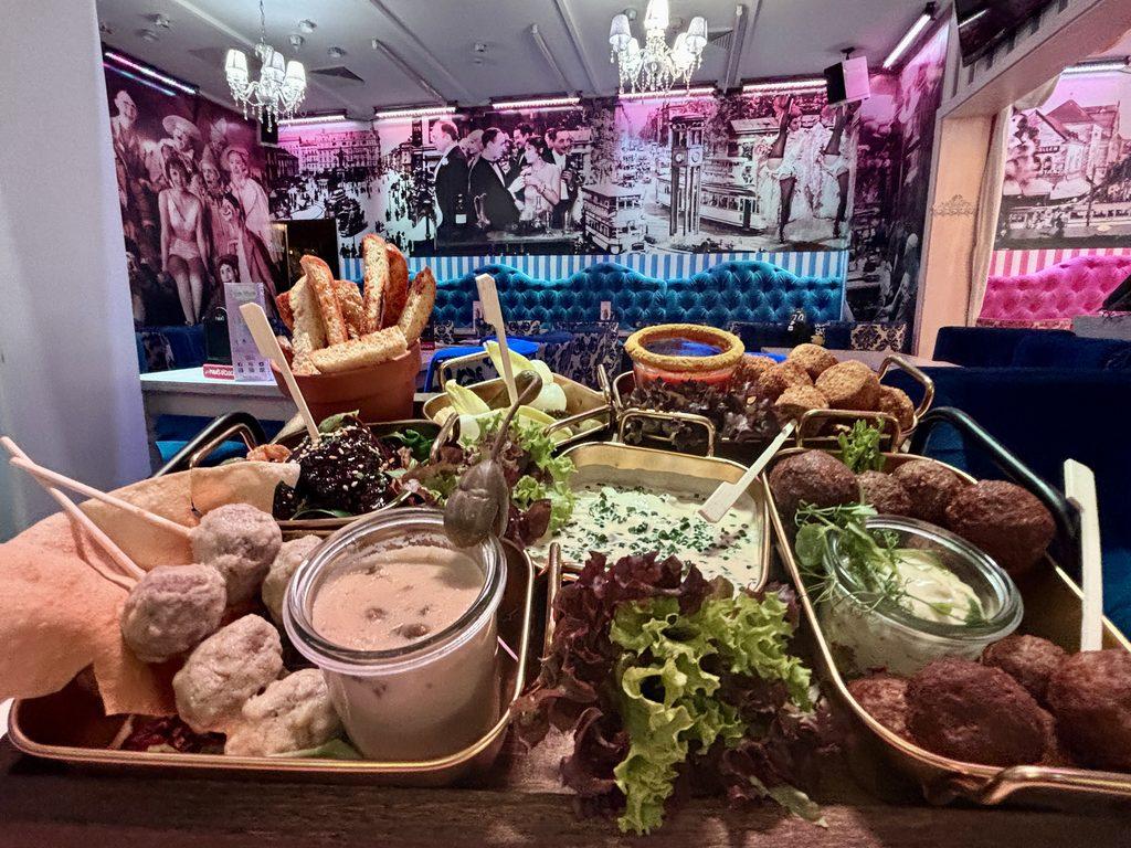 Berlin Tapas in der Wilden Matilde – Genuss, Farben & Varieté im Nikolaiviertel 1 Besten Berlin Tapas Wilde Matilde