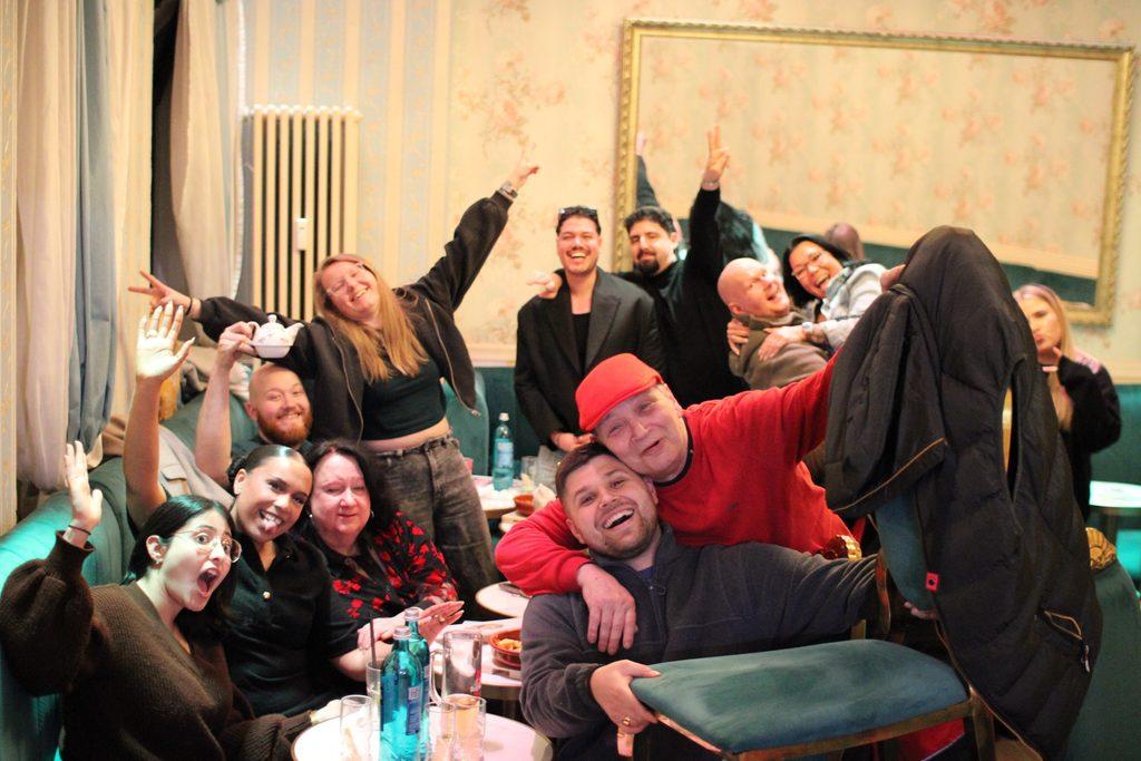 Teamevent Ideen Berlin Nikolaiviertel: Buntes Teambuilding im Kiez 1 Zu den besten Teamevent Ideen Berlin Nikolaiviertel zählt die Wilde Matilde nahe Alexanderplatz