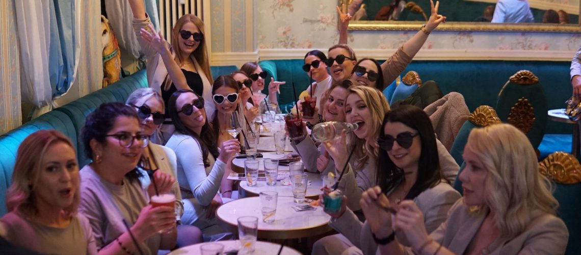 Dinner Show Geburtstag Wilde Matilde Nikolaiviertel JGA Berlin Mitte Eventlocation.