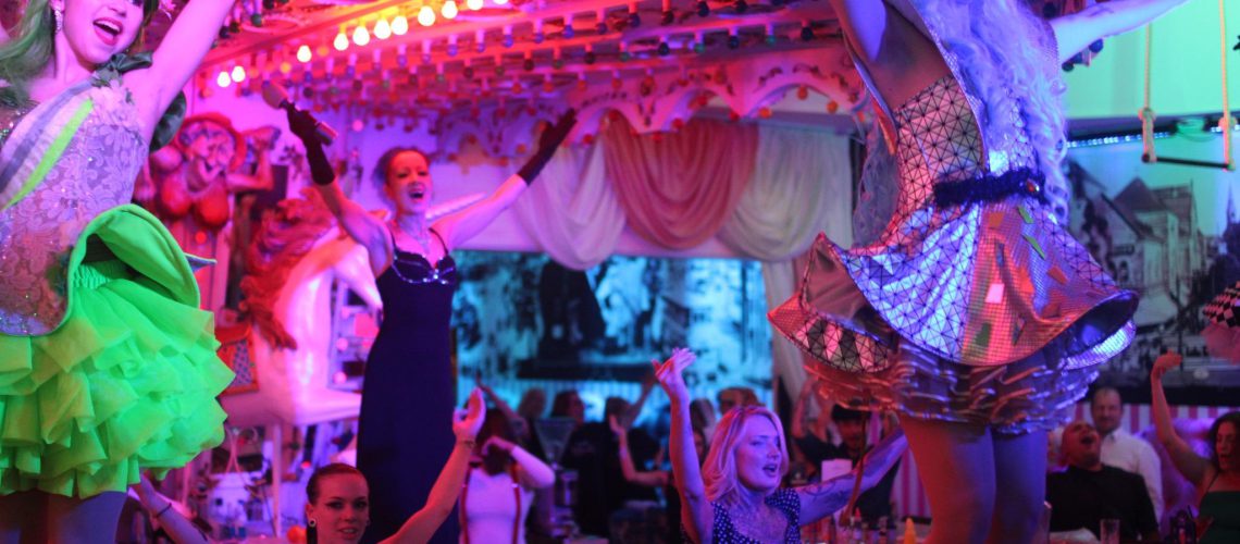 Wilde Matilde ist das angesagteste Deutsche Restaurant im Nikolaiviertel Berlin, Wilde Matilde ist gleichfalls die beste Bar in Berlin Nikolaiviertel mit Variete Show Dinner Bar, DIE Top Bar, JGA Berlin, Junggesellenabschied, Ticket, Gutscheine, Variete, Deutsches Restaurant, Eventlocation, Weihnachtsfeier, WildeMatildeberlin, Wildematilde, Carusel Bar, Karussellbar, Karussell Bar, Weihnachtsgeschenk, Restaurant, Bar, Eventlocation berlin, Frühstück, Brunch, Lunch Berlin, Café, Kaffee und Kuchen, Torte, Eis, Eiscafe, Mädelsabend, Junggesellenabschied Party in Berlin, Teamevent, Geburtstag, Firmenfeier, JGA, Variete, Terrasse, Biergarten, Cocktailbar, Patisserie, Konditorei, Junggesellenabschied Pakete, Geburtstag Paket, JGA Pakete, Firmenfeier, Firmen Paket, Geburtstags Frühstück, Event, Teamevents, Nikolaiviertel, DDR Essen, original berliner Currywurst, Mittag essen, DDR Mittag, Gin Menü, Gin Tasting, Cocktailkurs, Showgirls Berlin, Deutsche Küche, BestBarBerlin, Eventlocation, Kick Off Berlin, Brunch, Variete, BerlinBrunch, teamabend. Frühstücks Cafe, Geschenkidee, Wertgutschein, Gutscheine, Weihnachtsfeier, Firmenfeier, Tickets Berlin, Gutschein, Gutscheine in Berlin, Erlebnisse in Berlin, Restaurants für Gruppen Bars für Gruppen, Weihnachtsgutscheine, Incentivs, B2B, Gruppenevents, Erlebnisgutschein, Tickets, Geschenkgutschein, Geschenkidee, Geburtstagsgutschein, Glitzercappuccino, Bars, Breakfast, Original Berliner Currywurst, AfternoonTea , Torten, Ginbar, Gin Bar mieten, Cocktailbar mieten, Barkeeper mieten, Gutschein, Gutscheine in Berlin, Erlebnisse in Berlin, Weihnachtsgutscheine, JGA Angebote, Weniger anzeigen