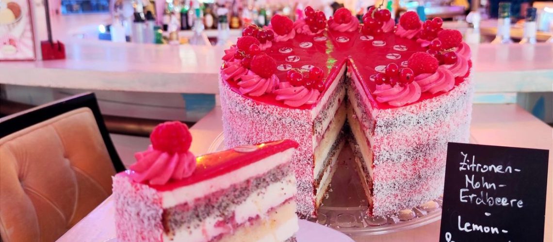 Zitronen Mohn Erdbeer-Torte in der Wilde Matilde Bar