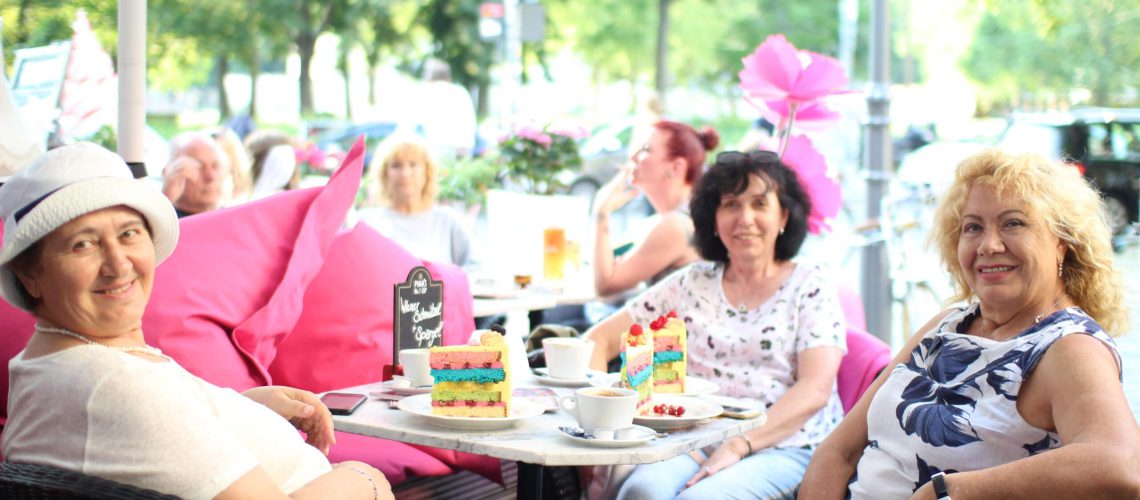 Wilde Matilde ist das angesagteste Deutsche Restaurant im Nikolaiviertel Berlin, Wilde Matilde ist gleichfalls die beste Bar in Berlin Nikolaiviertel mit Variete Show Dinner Bar, DIE Top Bar, JGA Berlin, Junggesellenabschied, Ticket, Gutscheine, Variete, Deutsches Restaurant, Eventlocation, Weihnachtsfeier, WildeMatildeberlin, Wildematilde, Carusel Bar, Karussellbar, Karussell Bar, Weihnachtsgeschenk, Restaurant, Bar, Eventlocation berlin, Frühstück, Brunch, Lunch Berlin, Café, Kaffee und Kuchen, Torte, Eis, Eiscafe, Mädelsabend, Junggesellenabschied Party in Berlin, Teamevent, Geburtstag, Firmenfeier, JGA, Variete, Terrasse, Biergarten, Cocktailbar, Patisserie, Konditorei, Junggesellenabschied Pakete, Geburtstag Paket, JGA Pakete, Firmenfeier, Firmen Paket, Geburtstags Frühstück, Event, Teamevents, Nikolaiviertel, DDR Essen, original berliner Currywurst, Mittag essen, DDR Mittag, Gin Menü, Gin Tasting, Cocktailkurs, Showgirls Berlin, Deutsche Küche, BestBarBerlin, Eventlocation, Kick Off Berlin, Brunch, Variete, BerlinBrunch, teamabend. Frühstücks Cafe, Geschenkidee, Wertgutschein, Gutscheine, Weihnachtsfeier, Firmenfeier, Tickets Berlin, Gutschein, Gutscheine in Berlin, Erlebnisse in Berlin, Restaurants für Gruppen Bars für Gruppen, Weihnachtsgutscheine, Incentivs, B2B, Gruppenevents, Erlebnisgutschein, Tickets, Geschenkgutschein, Geschenkidee, Geburtstagsgutschein, Glitzercappuccino, Bars, Breakfast, Original Berliner Currywurst, AfternoonTea , Torten, Ginbar, Gin Bar mieten, Cocktailbar mieten, Barkeeper mieten, Gutschein, Gutscheine in Berlin, Erlebnisse in Berlin, Weihnachtsgutscheine, JGA Angebote, Weniger anzeigen