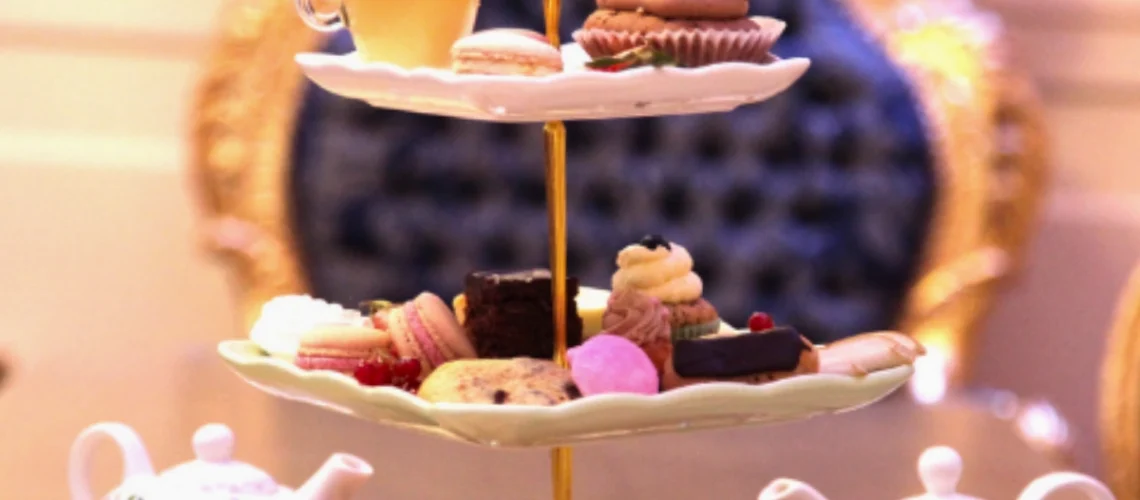 Petit Fours auf Etageren mit Kaffee und Tee im Kaisersaal der Wilden Matilde